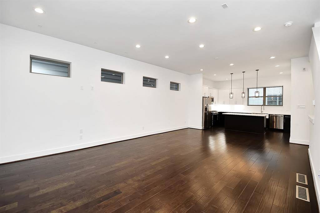 Big family/living area with natural light and best for entertaining
