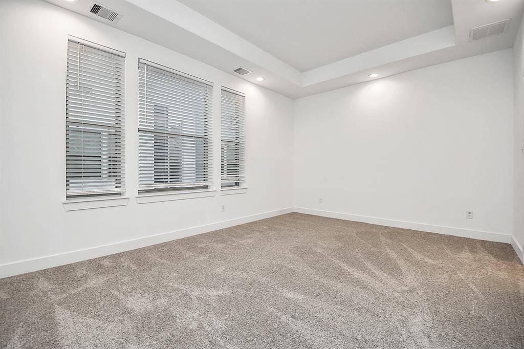Big primary bedroom located in 3rd floor with vaulted ceiling and lot of light