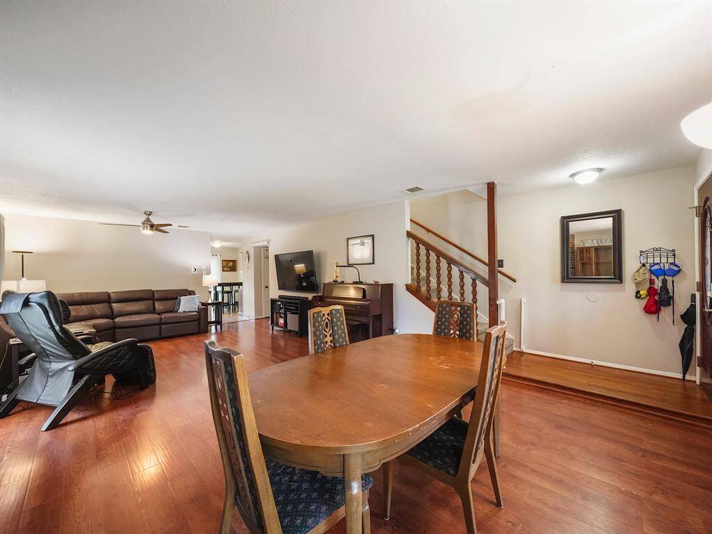 Nice open space is perfect for entertaining!