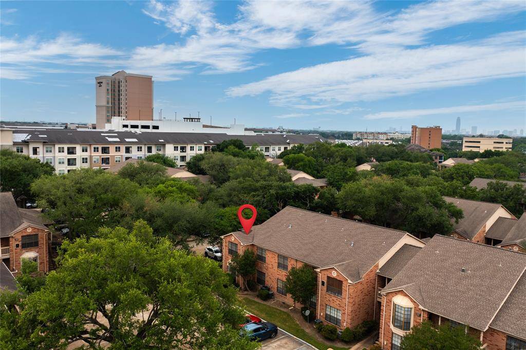 This view allows you to appreciate the exceptional corner location the unit offers to maximize natural light and privacy.