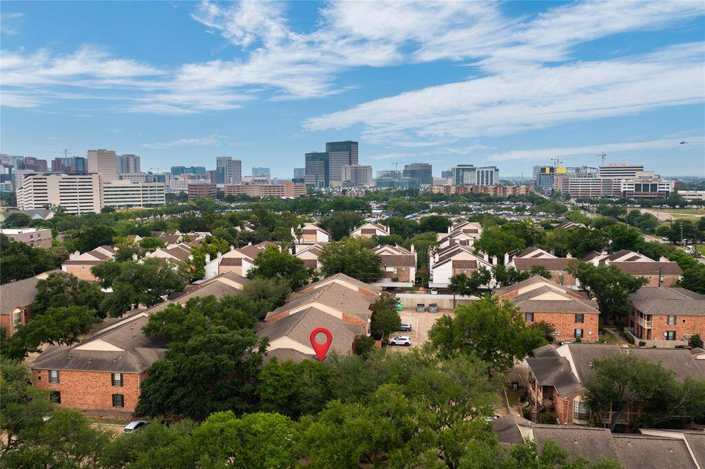 The Texas Medical Center is conveniently located near the community along with easy access to shops, restaurants, hike and bike trails, light rails and more.