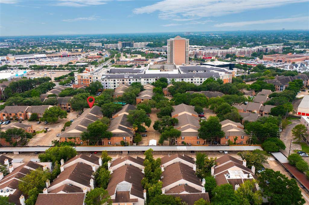 The Texas Medical Center is conveniently located near the community along with easy access to shops, restaurants, hike and bike trails, light rails and more.