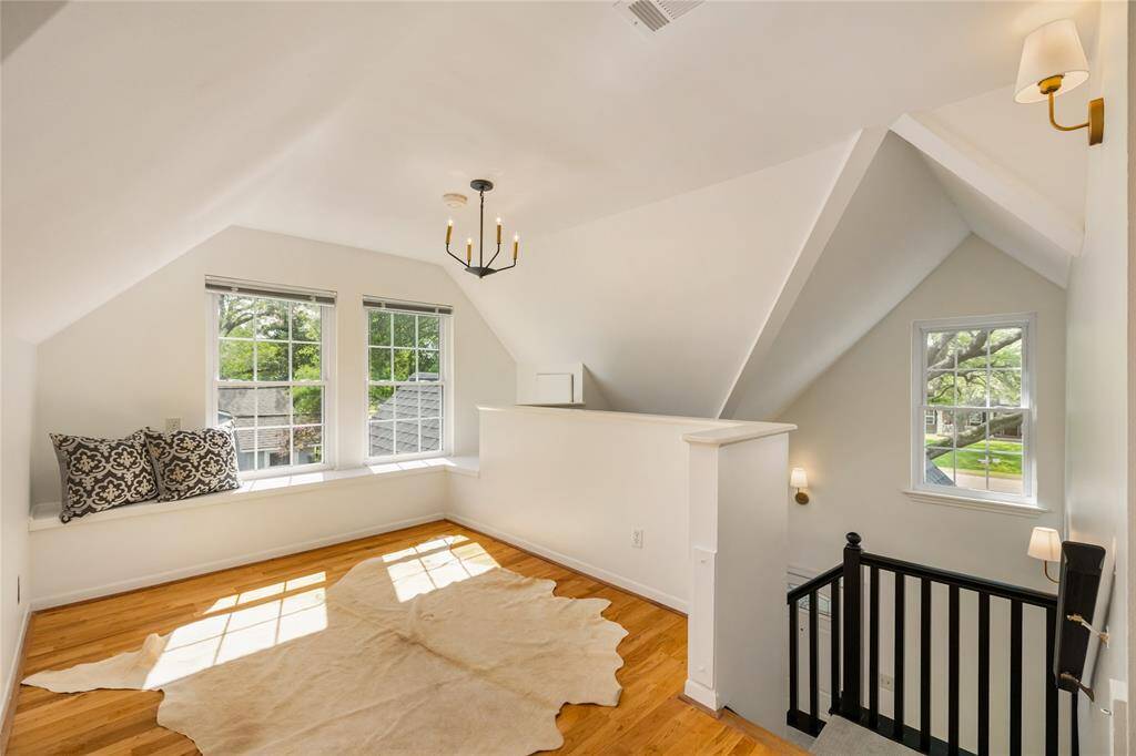 Great upstairs game room, play room or office area