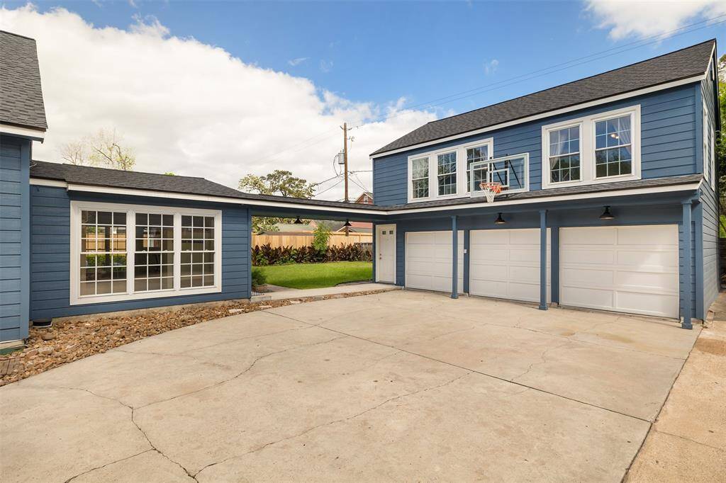 Large apartment over the 3-car garage