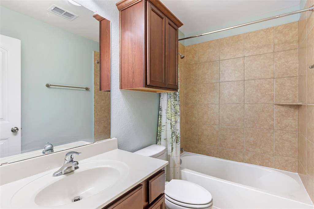 Bathroom 4 (upstairs)
