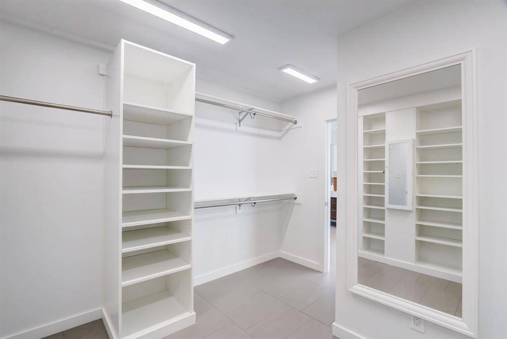 Built-in mirror to ensure you appear dressed to the nines!
