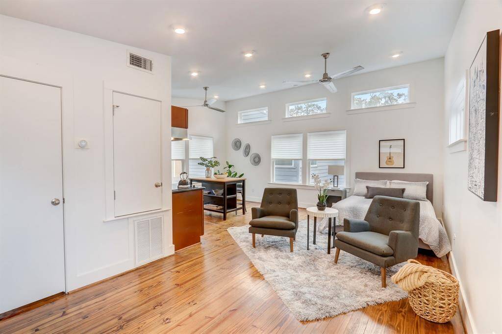 This garage apartment could meet so many needs. Workspace, flex space, work out room, guest house....take your pick. The choice is yours!