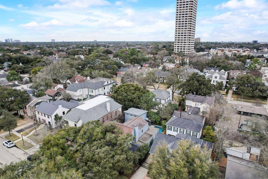 A wonderful place to go on a stroll. Walk to Lulu's, Armando's, Tootsies, Local Foods or many more of the nearby River Oaks shopping.