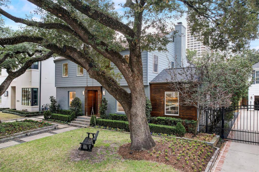 Take in the majesty of the trees that only comes with an established historic neighborhood. Curb appeal is highly cared for in Avalon Place making the whole of the neighborhood very aesthetically pleasing.
