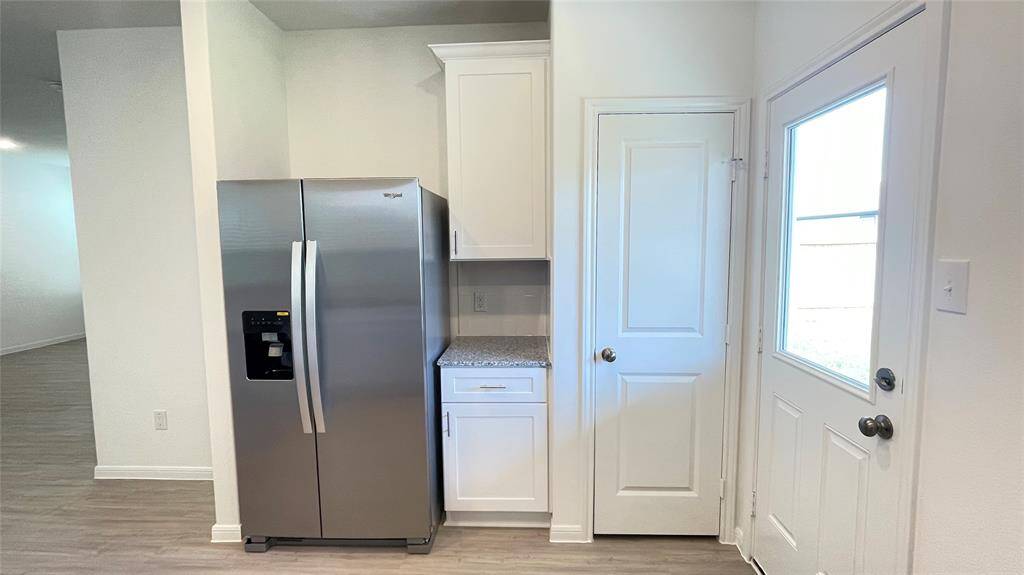 Refrigerator stays