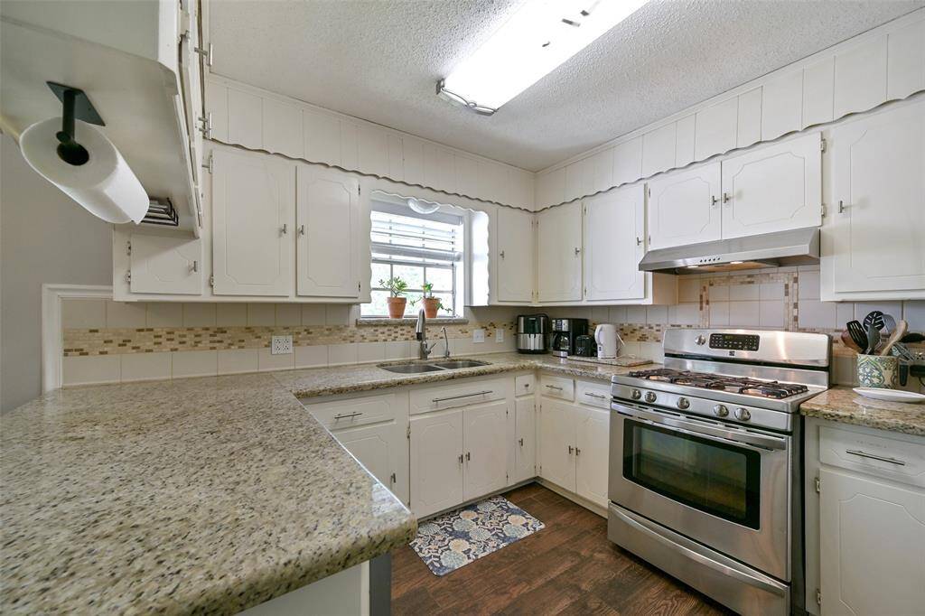 Granite countertops, plenty of cabinets/storage, and stainless steel appliances featured in the kitchen!