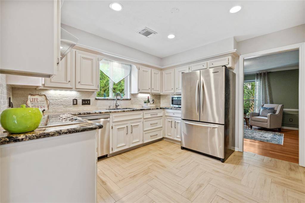 WOW!!! Check out this Beautiful Kitchen.... with Under counter lighting, New Backsplash and fresh Paint on some cabinetry, GORGEOUS GRANITE... E cooktop... and MORE!!!