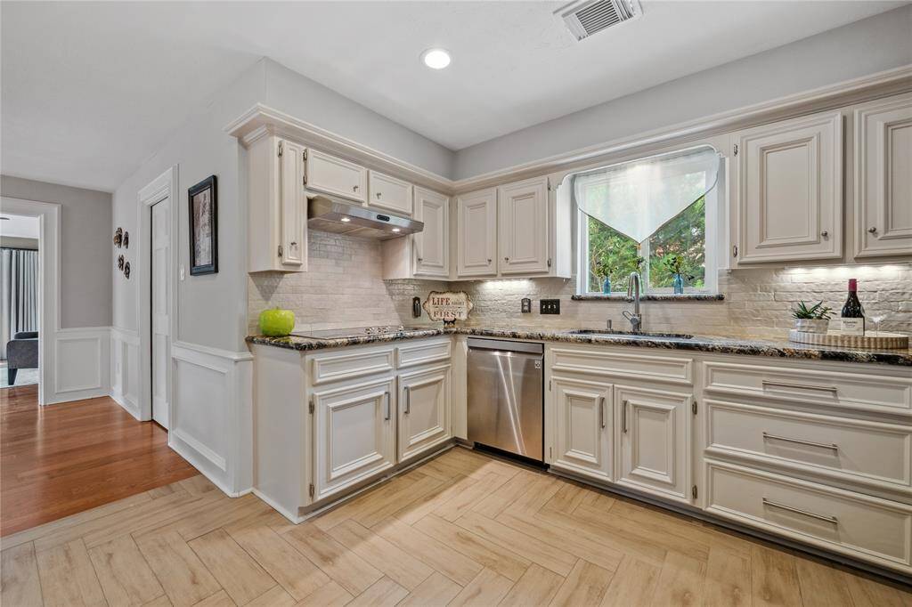 An updated and Fresh look in this pretty kitchen!