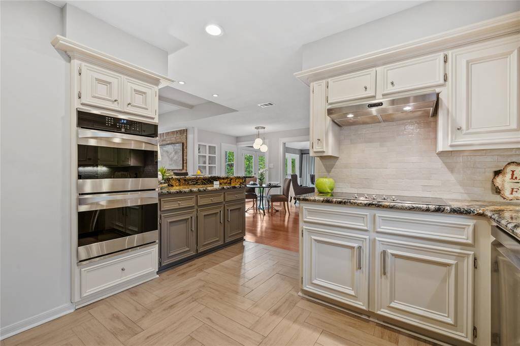 Double ovens.... and Breakfast bar station!