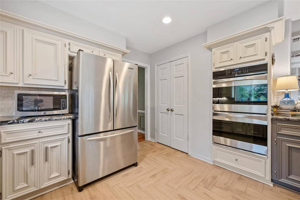 Another view.... Soooo clean! Double Ovens!