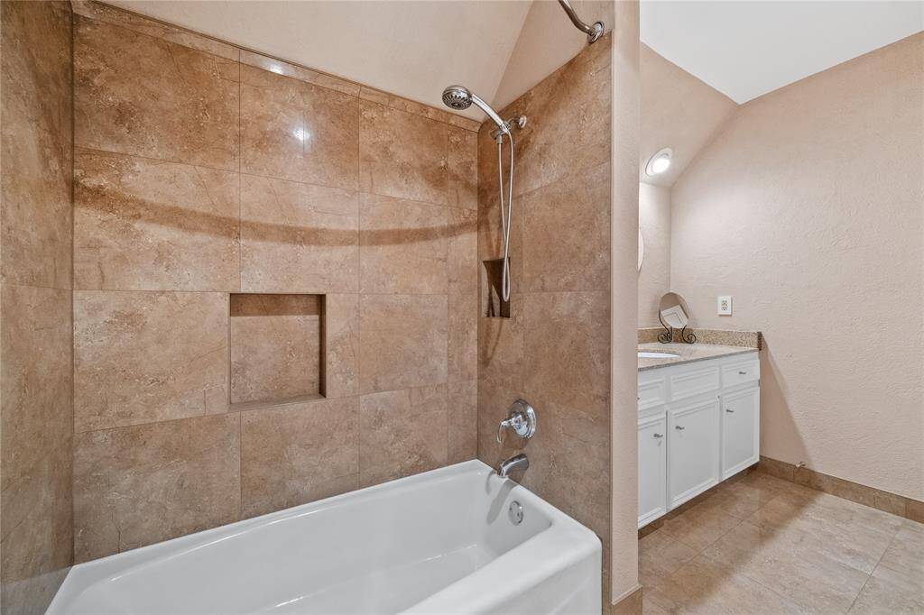 Another view of the upstairs bathroom....