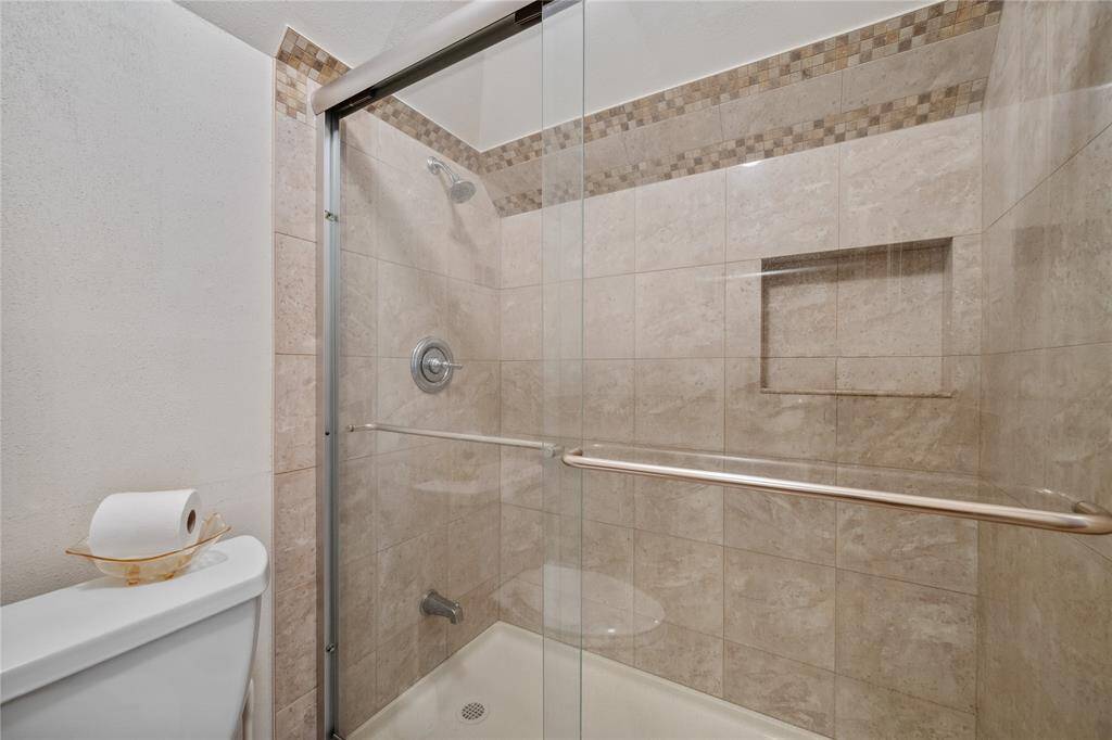 Another view of the second bathroom upstairs... Soooo clean!