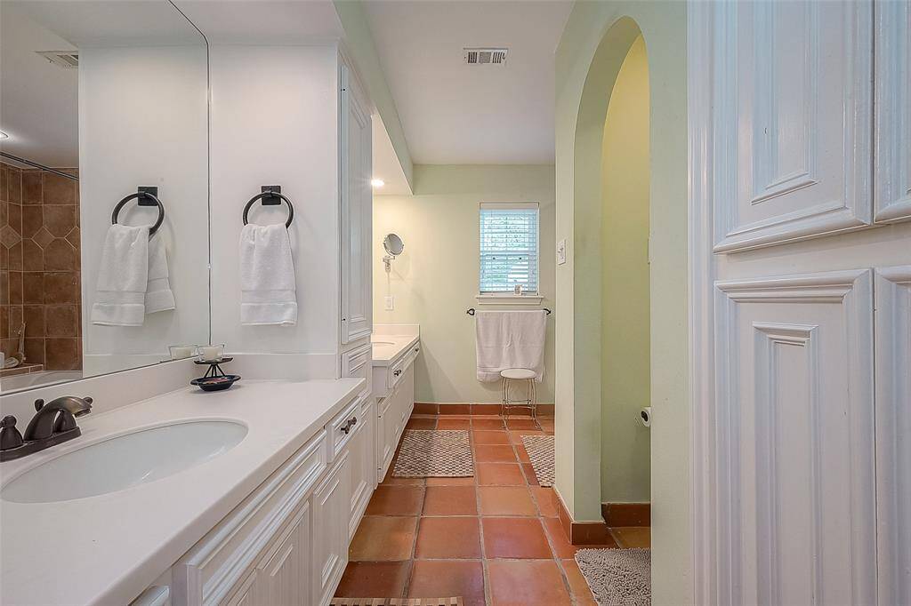 Primary bath w/ double sinks, whirlpool tub