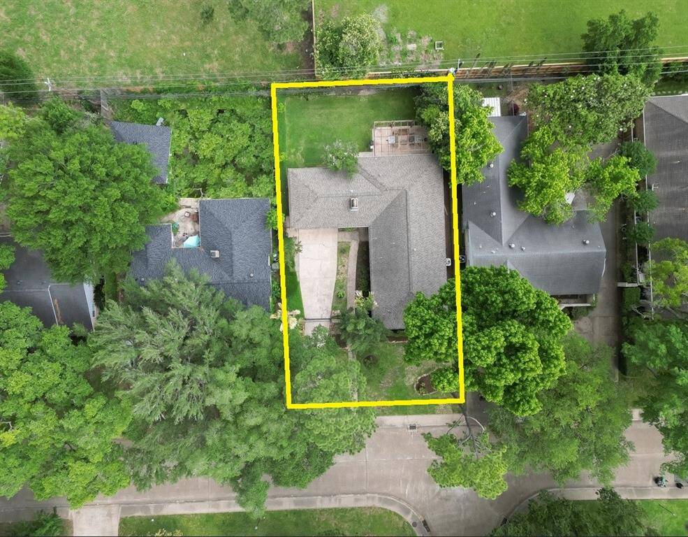 Aerial view off Briarpark Drive showing driveway & backyard