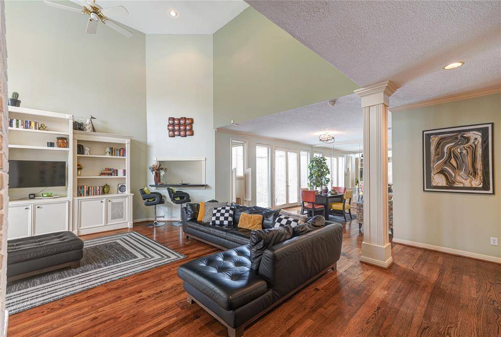 High ceilings in the living room