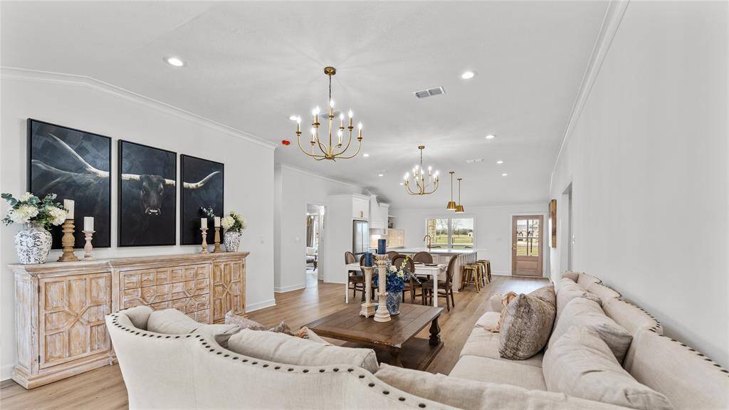 An ideal space for a get-together or apeaceful night in, this luminous livingroom offers plenty of room forentertaining family and friends. Fromdinner parties to casual hangouts,the expansive area is the perfectspot for a range of occasions.