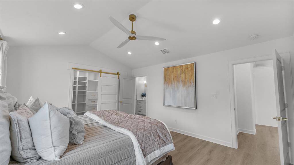 Yourlarge bedroom furniture will fitperfectly in this oversized bedroom.