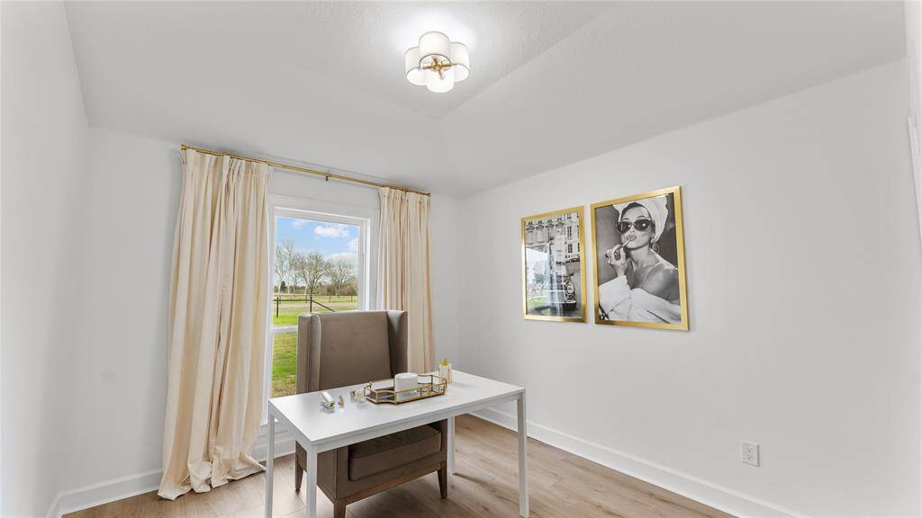 Designed with attention to detail, theadditional bedrooms all offer cozyretreats for family members orguests, each adorned with its uniquecharacter and style.