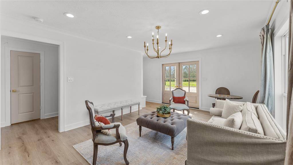 With its spacious layout and amplenatural light due to the picturewindows, the bonus room is the perfect place to unwindand entertain guests. Whether youprefer a cozy seating area forrelaxation or a lively game ofbilliards, this flexible space canaccommodate all your needs withease.