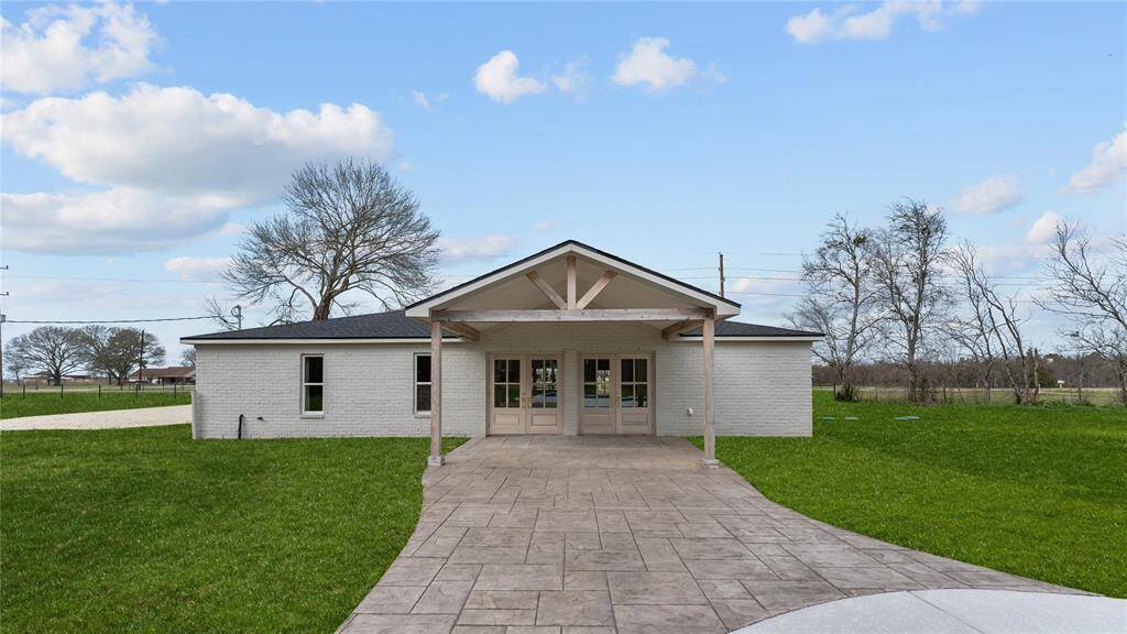 Step outside the backdoors to find a spectacularplace to relax and unwind under yourmassive covered patio. There is plenty of room for anoutdoor patio set, allowinghomeowners to enjoy the beauty ofnature and the pleasure of outdooractivities in style and comfort.