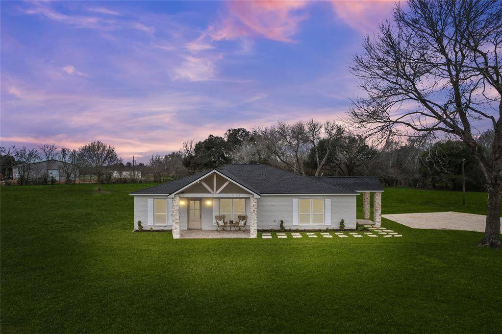 Don't miss out on the opportunity tocall this magnificent home yours!Schedule a viewing today anddiscover the countless possibilitiesthat await. 2619 FM 2187 Road isready for it's new homeowners!