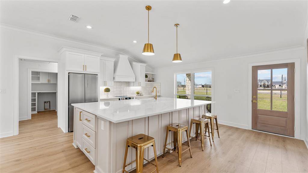 Your spacious breakfast bar offersadditional seating making it theperfect place to have a quick bite!Take note of the elegant pendantlights, combining functionality withdecorative appeal to create awelcoming and well-lit culinaryworkspace.