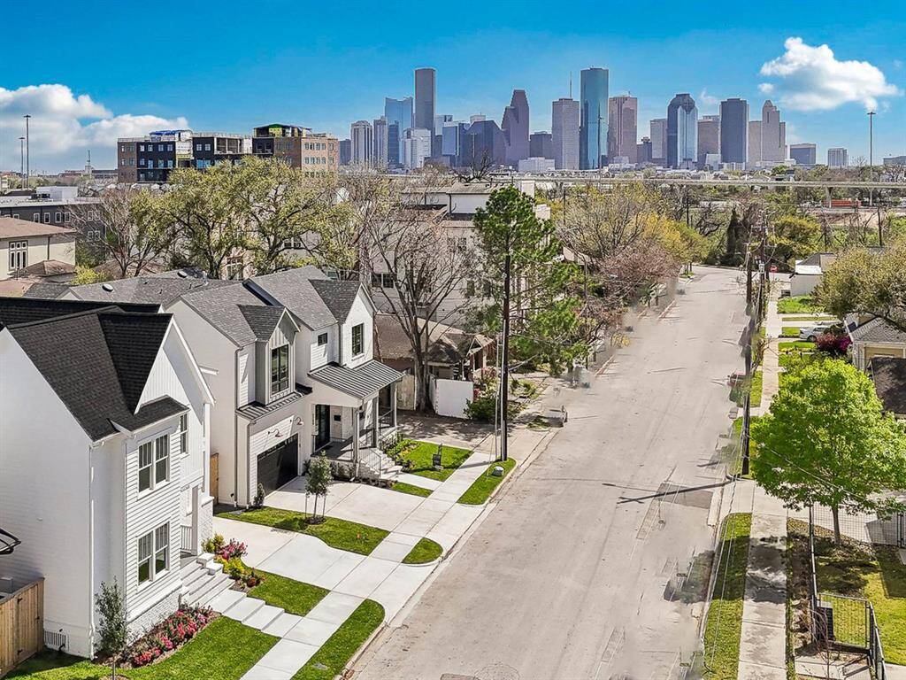 Just a short distance from the White Oak Hike and Bike trail, you can enjoy nature and stay active. Plus, lively Downtown Houston is just around the corner, offering great food, entertainment, and culture!