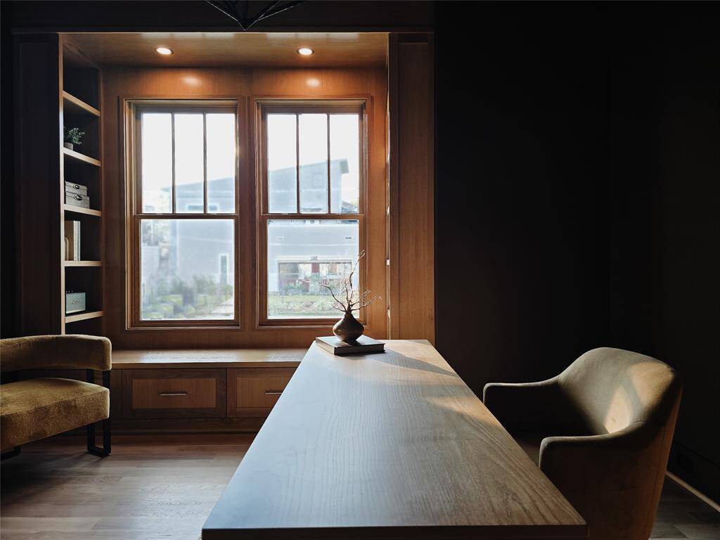Work from home? This study offers a perfect blend of warmth and boldness, contrasting beautifully with the home's airy feel.