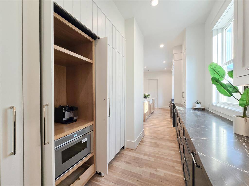 Ideal prep space and coffee bar, designed for easy access and daily use.