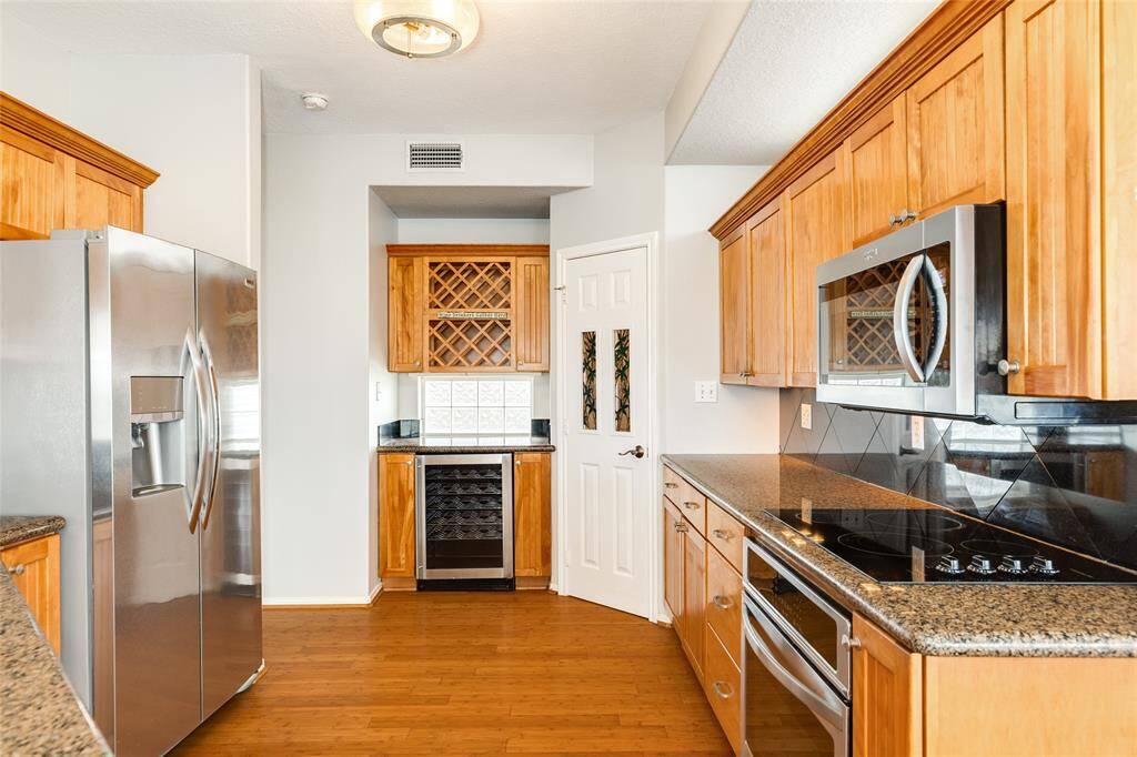 Nice granite countertops, wine bar and cooler