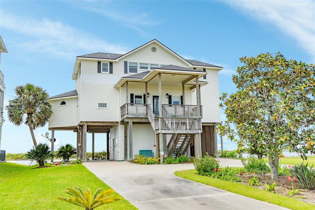 Front of home with large double sided driveway that cirles around entrance
