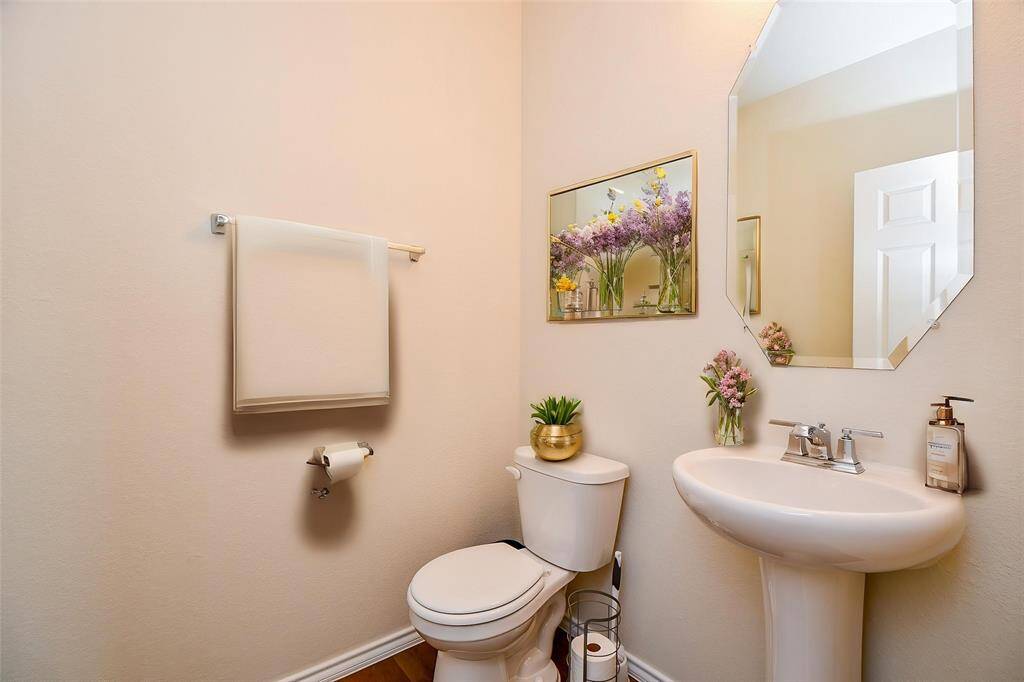 Discover the fresh and functional design of this well-appointed bathroom.