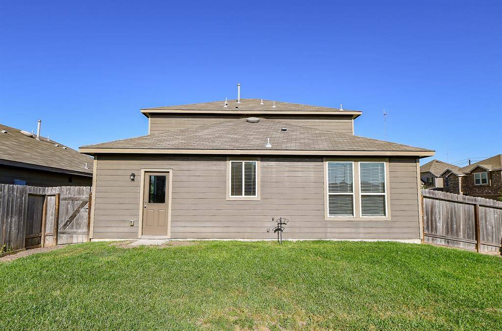 This expansive green space offers a fantastic opportunity for outdoor enjoyment.