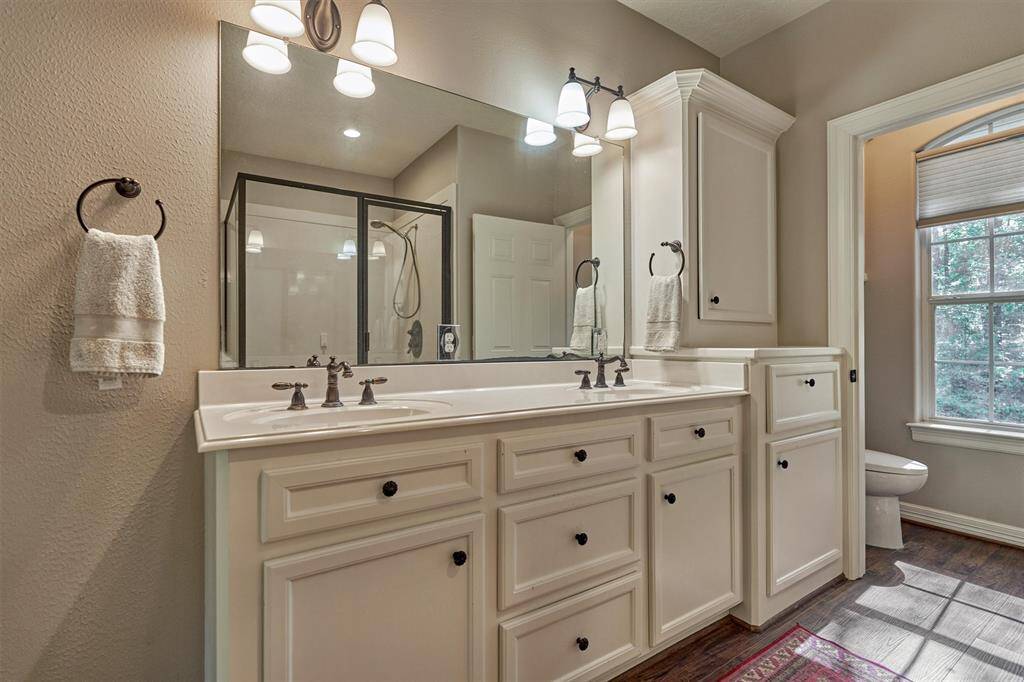Dual sinks and storage in the primary bath.