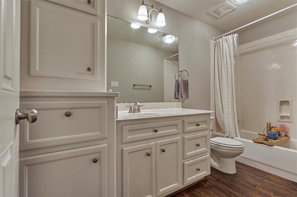 Ensuite bath with built in storage.