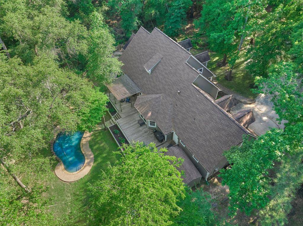 A true country feel, but only minutes away from schools, restaurants, historic downtown Montgomery, and Lake Conroe!