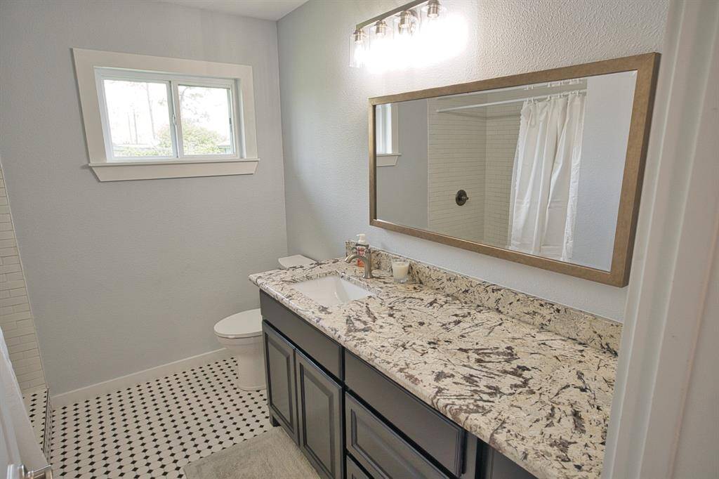 Main Bath between the Bedrooms