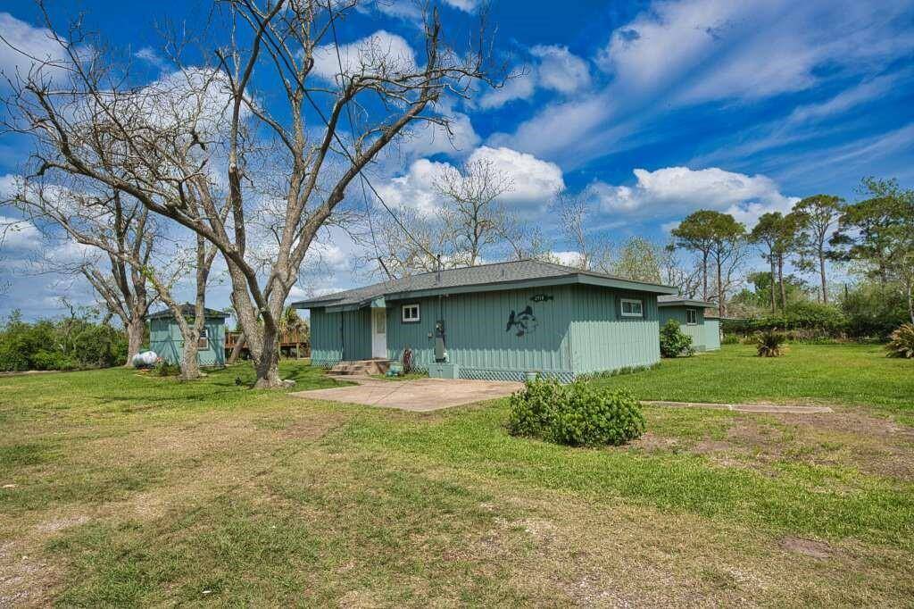 Side yard, Driveway & Parking next to the home