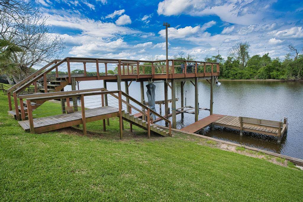 Short distance to the Boat house & pier