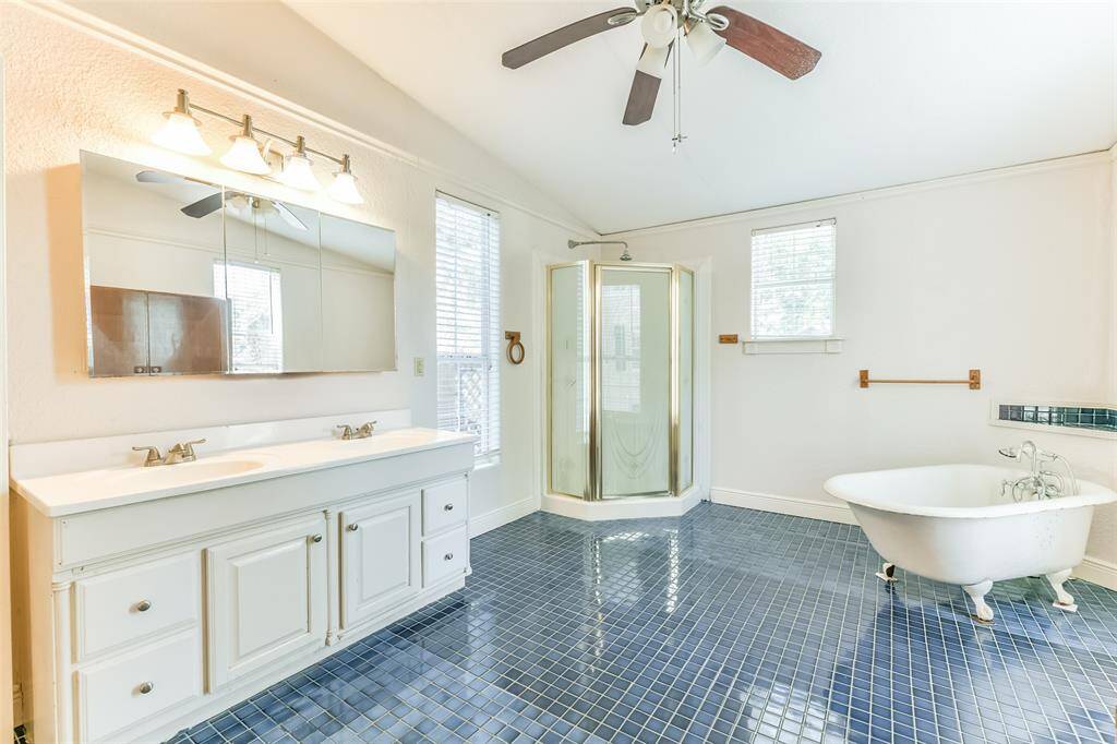 Large first floor full bathroom.