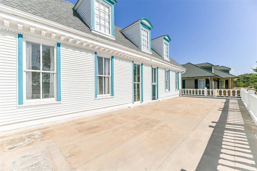 Large functional balcony space off the front of the house facing Avenue O.