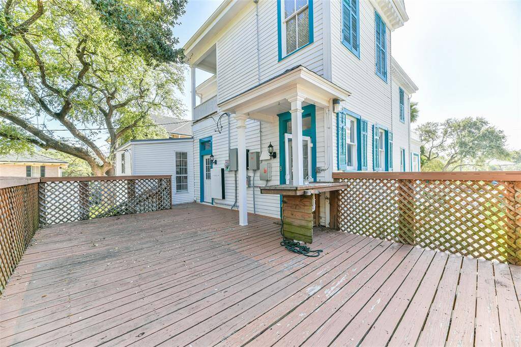 Back deck off of the kitchen with fully functioning sink.