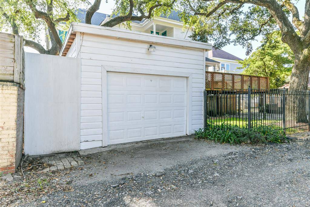 Garage off the back ally.