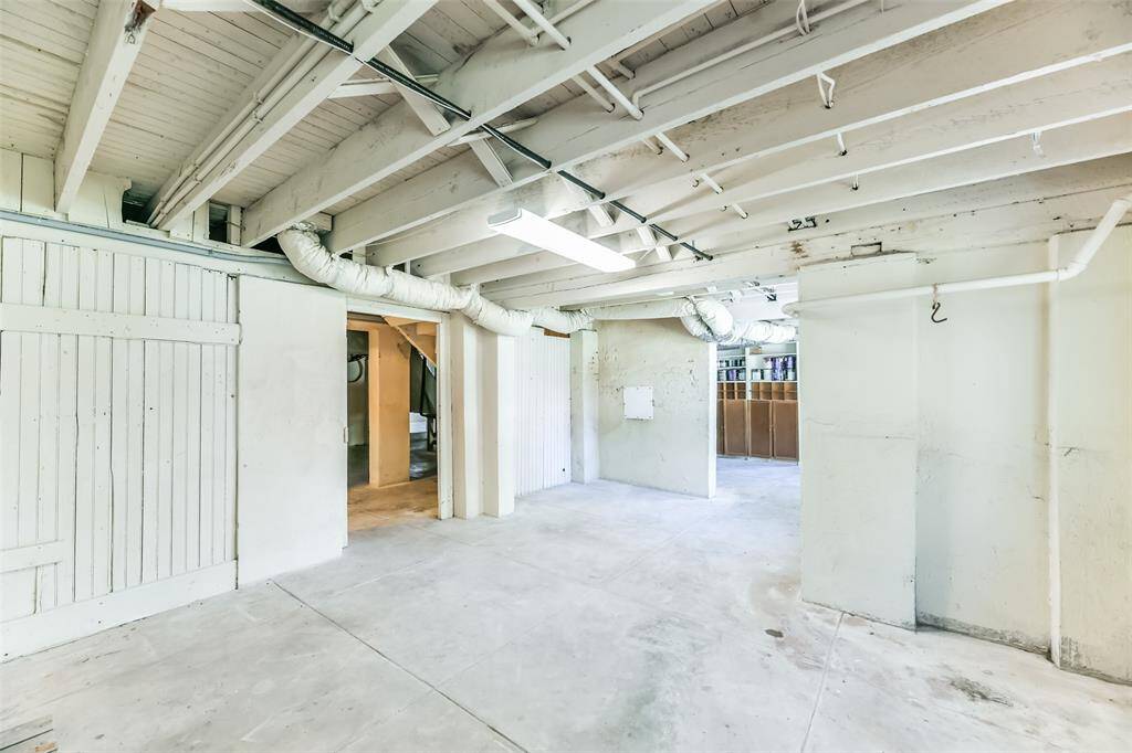 Tons of under the house storage and it is meticulously maintained and stays cool.