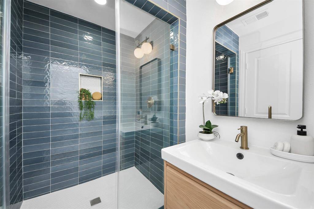 Second floor full bath